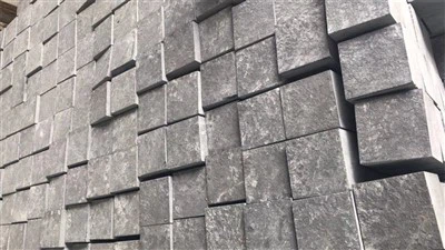 Czarny bruk na podjazdach