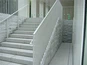 Masywne kamienne stopnie do schodów zewnętrznych